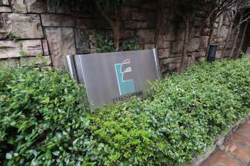 エントランスの銘板