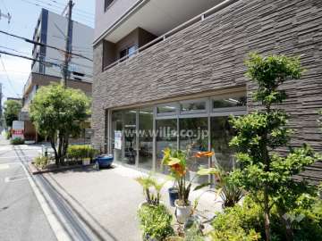 棟内1階に店舗部分があります。