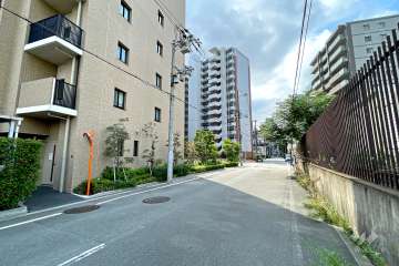 敷地西側の前面道路