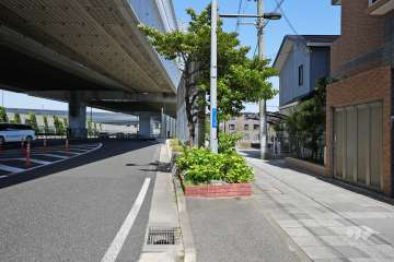 敷地北側の前面道路（西側から）