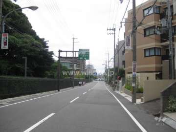マンション東側の様子。道路向かいは『武庫川女子大学 甲子園会館』です。