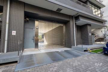 駐車場の出入り口（リングシャッター付き）