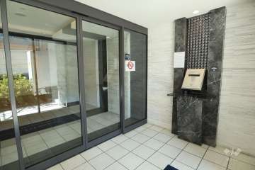 エントランスはオートロック付きです。