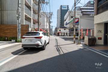 敷地東側の前面道路（北側から）