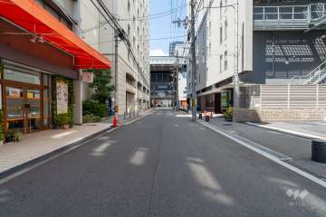 敷地西側の前面道路