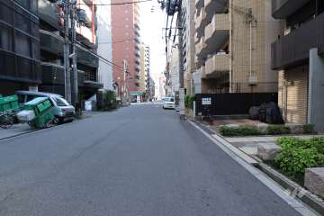 敷地東側の前面道路（北側から）