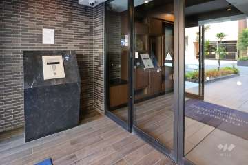 エントランスはオートロック付きです。