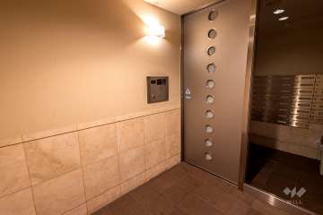 エントランスはオートロック付きです。