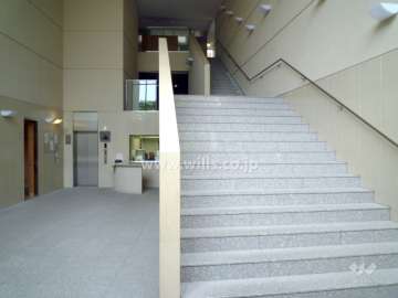 吹き抜けになったエントランスホール