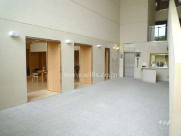 エントランスホールには談話スペースがあります。