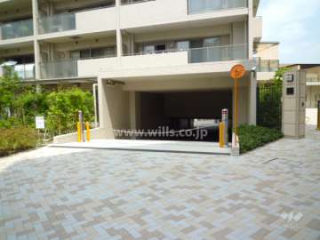 駐車場入り口（ロボットゲート付き）