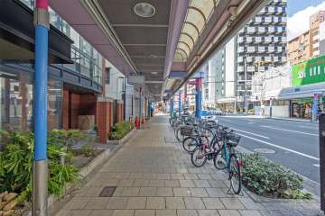 敷地の東側前面道路は松屋町筋（南側から）。屋根付きのアーケード通りです。
