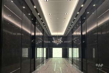 エントランスホール（入口側から）