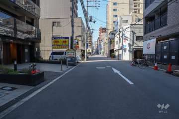 敷地東側の前面道路（南側から）