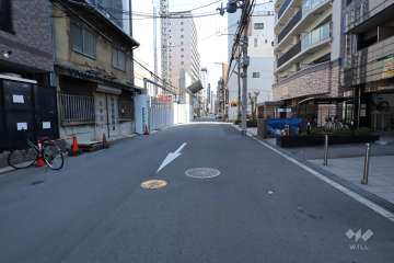 敷地東側の前面道路（北側から）