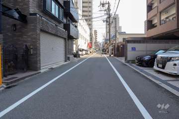 敷地東側の前面道路（北側から）