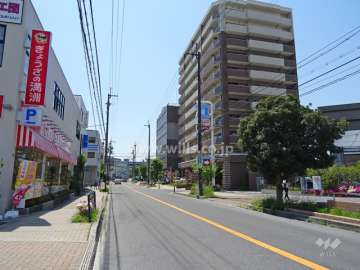 敷地南東側の前面道路（北東側から）
