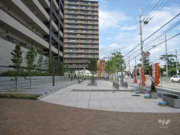 敷地東側は府道14号大阪高槻京都線に面しており、建物との間に『ポケットパーク新芦屋下遊園』が設けられています。