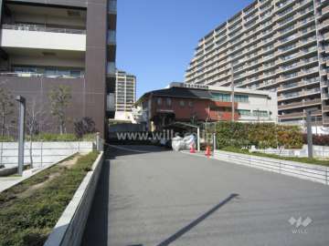 駐車場入口（ロボットゲート付き）