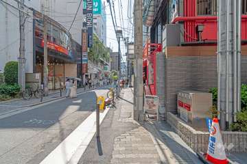 敷地南側の前面道路は八幡筋です（東側から）。