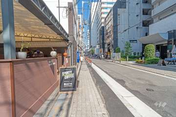 敷地南側の前面道路（西側から）