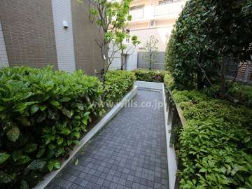 駐輪場の出入り口（扉付き）