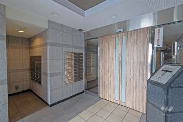 エントランスはオートロック付きです。