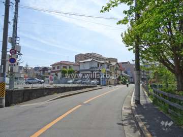 アリスト吹田新芦屋ヒルズの遠景。丘の上にあります。
