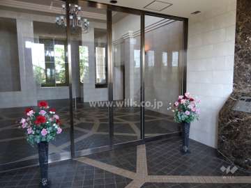 エントランスはオートロック付きです。