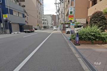 敷地西側の前面道路（南側から）