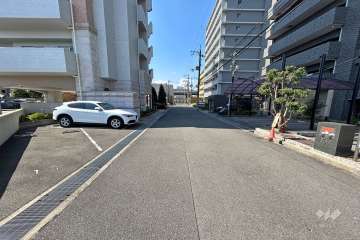 敷地北側の前面道路