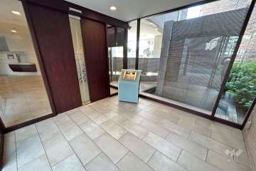 エントランスはオートロック付きです。