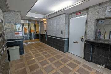 エントランスはオートロック付きです。