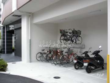 駐輪場とバイク置き場