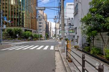 敷地の南側前面道路（東側から）