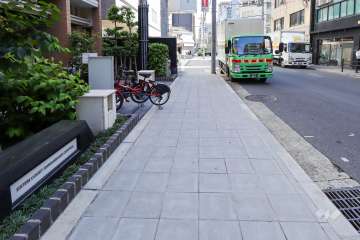 敷地西側の前面道路（北側から）