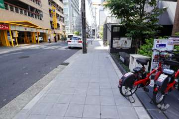 敷地西側の前面道路（南側から）