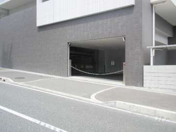 駐車場入口。ロボットゲートがあります。