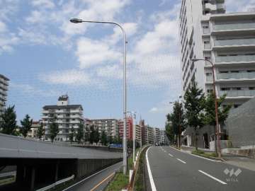 マンション敷地の西側前面道路