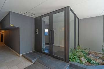 エントランスはオートロック付きです。