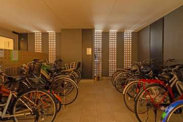 屋内に設けられた駐輪場