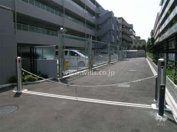 敷地内駐車場（ロボットゲート付き）