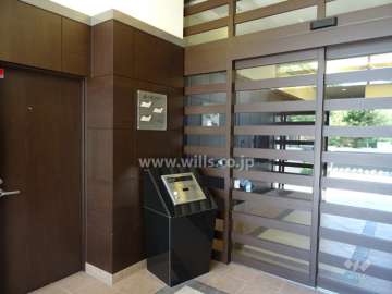 エントランスはオートロック付きです。