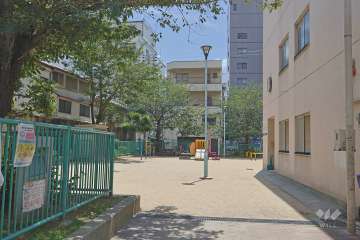 敷地に隣接する難波千日前公園