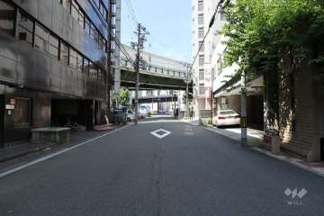 敷地西側の前面道路