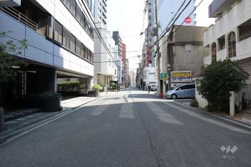 敷地西側の前面道路