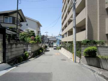 敷地南側の前面道路