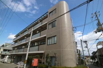 アムール逆瀬川の外観（南側から）