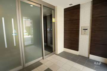 エントランスはオートロック付きです。