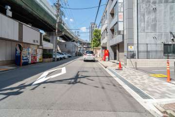 敷地西側の前面道路